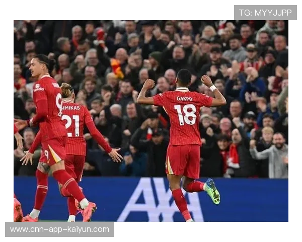 利物浦边线抢断制造威胁，加克波连续拉扯对手站位