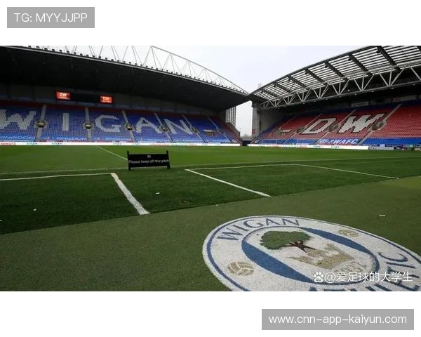 富勒姆中场覆盖面积大，跑动支撑明显