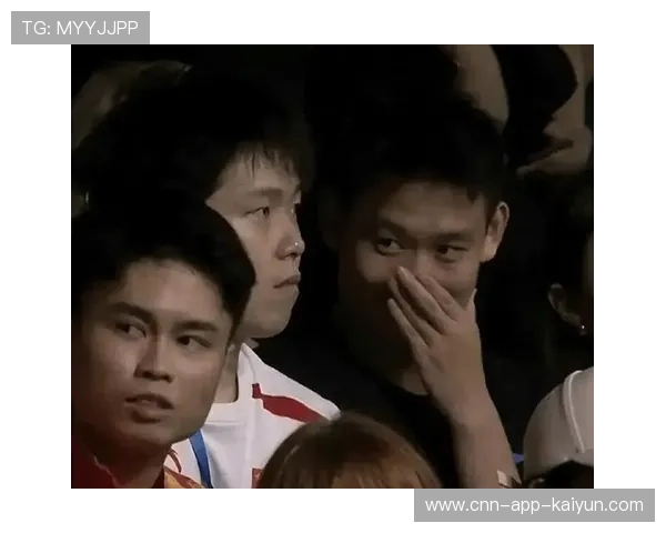 球员赛后穿插对手球迷看台致意，被称高情商